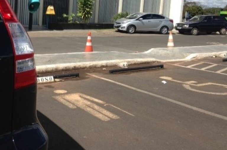 Camara aprova infracao grave para quem estacionar em vagas de idosos e deficientes
