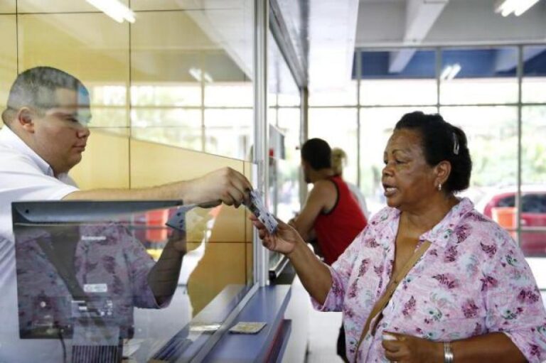 Idoso saiba como viajar de graca de onibus
